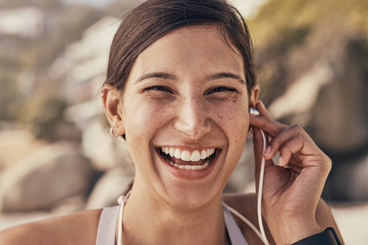 Porträt einer fröhlichen Frau nach dem Training Progressive Muskelentspannung